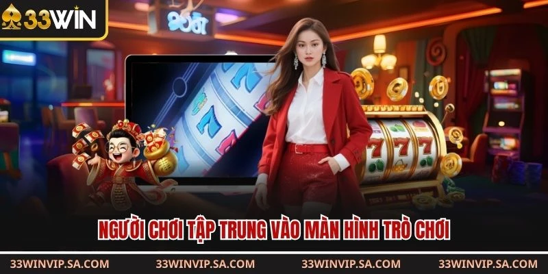 Người chơi tập trung vào màn hình trò chơi